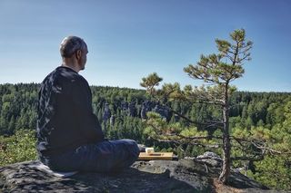 Stille Meditation bei einer Teezeremonie